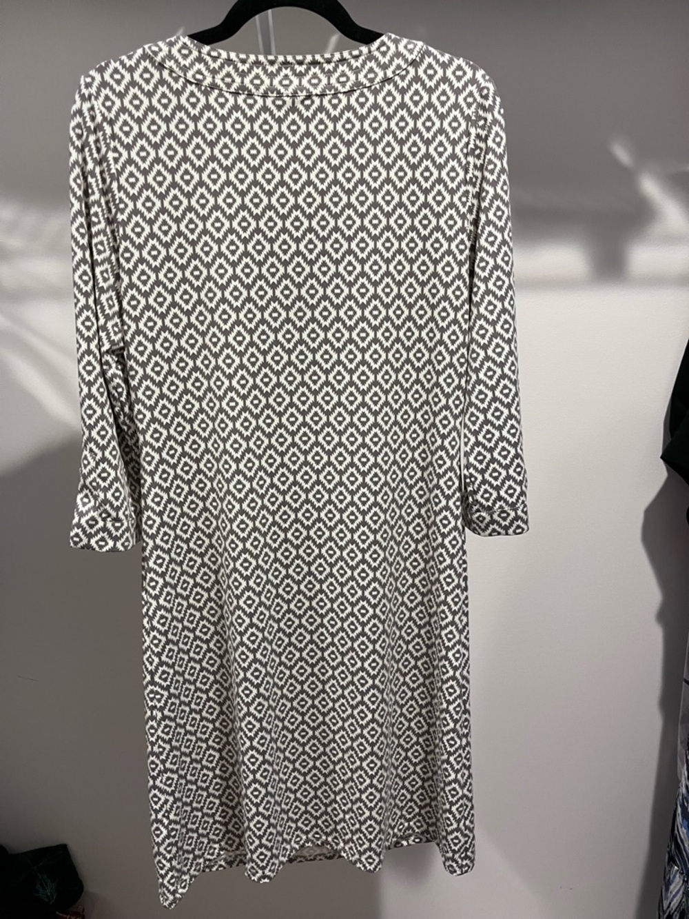 Black & White Geometric Midi Dress with V-Neck - Picture 5 of 6
